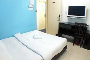 A hotel room with a bed, a desk, a chair, and a TV. - Hotel Alam Indi (Johor Bahru)