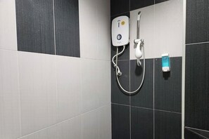 Bruser, brusehoved med spredningseffekt, gratis toiletartikler, bidet