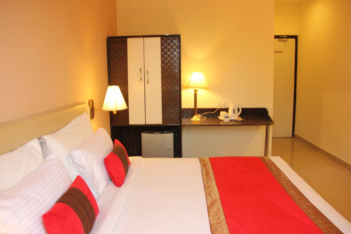 Deluxe Room | In-room safe, desk, soundproofing, rollaway beds