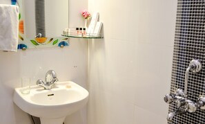 Premium Room | Bathroom | Shower, free toiletries, hair dryer, towels