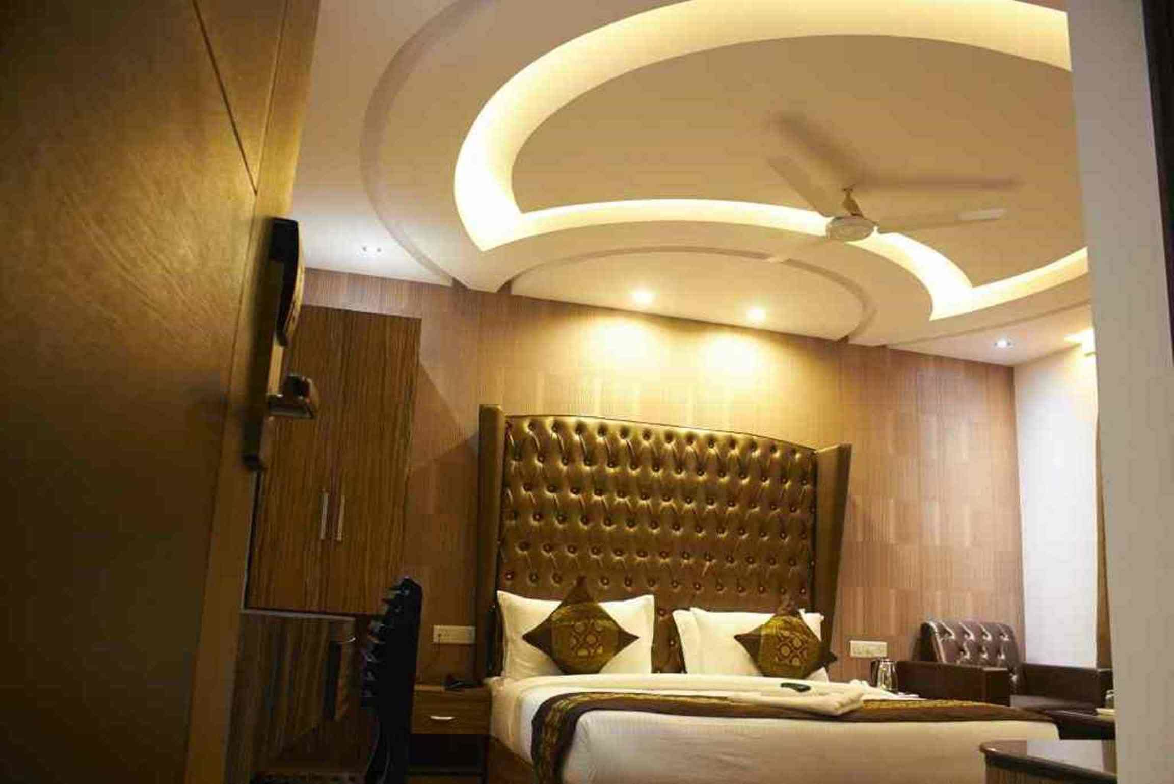 Minibar, in-room safe, individually decorated, individually furnished