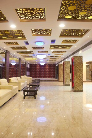 Lobby sitting area - Hotel Waterfall (New Delhi)