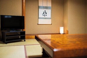 Japanese-Style Room (four travelers Max) | Individually furnished, bed sheets - Pension Yufuin (Yufu)