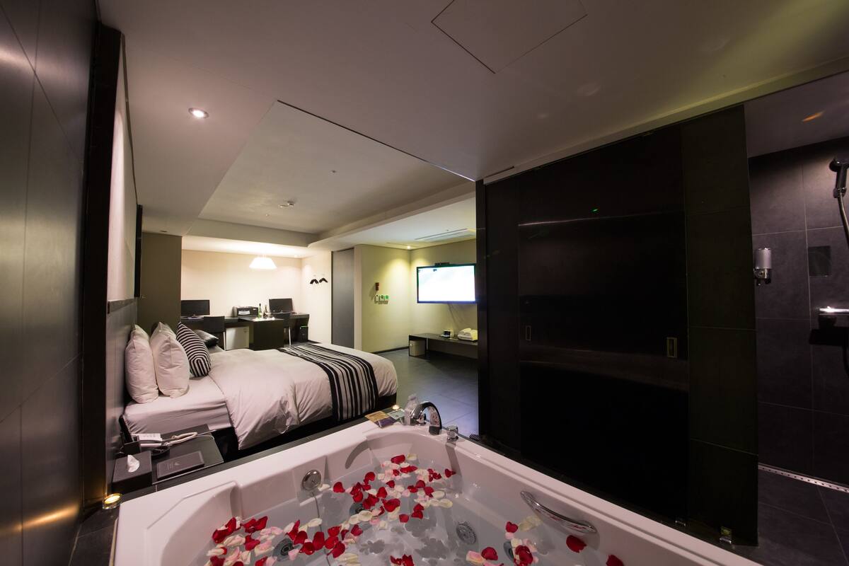 Luxury Double Room | Premium bedding, minibar (free items), in-room safe, desk