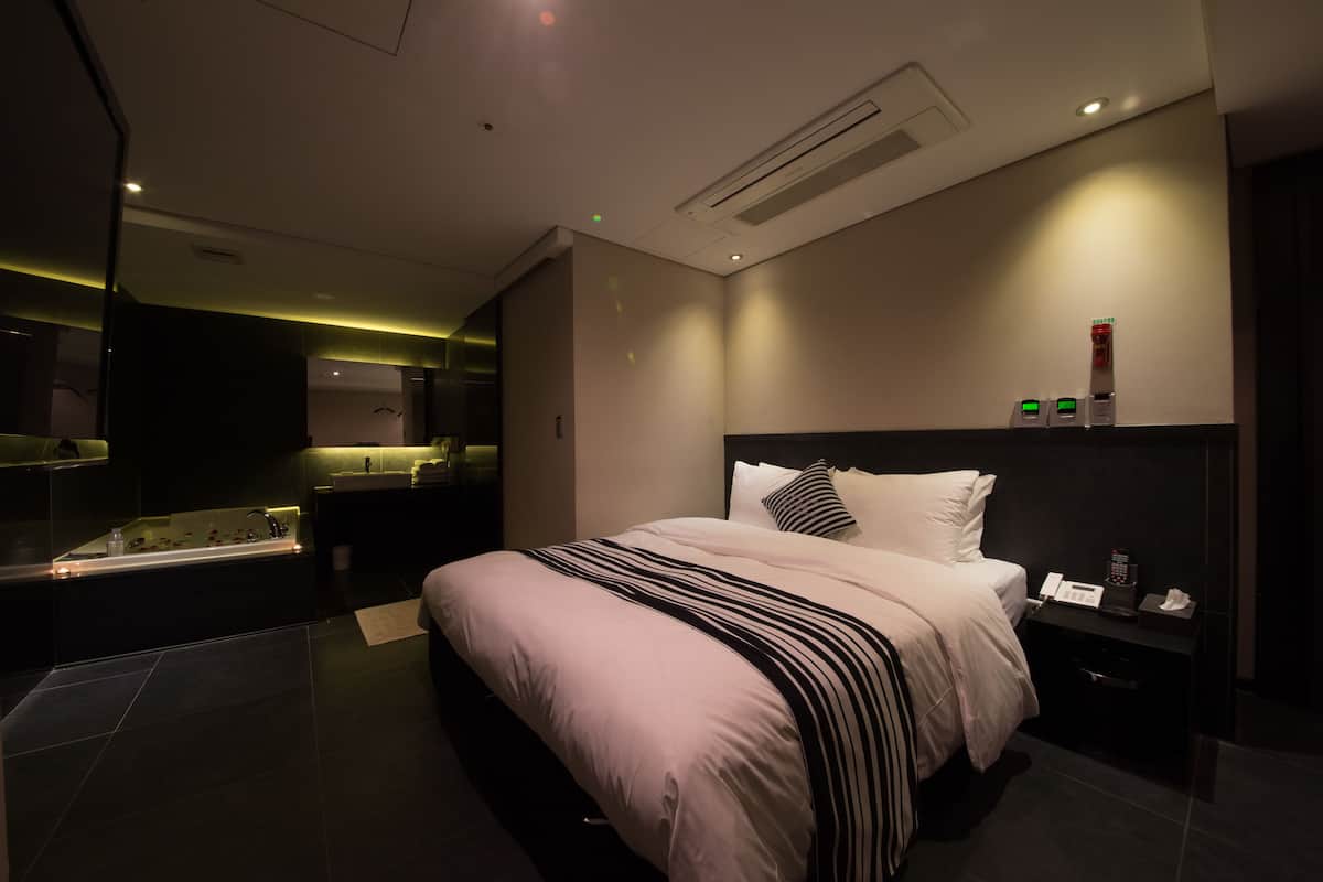 Standard Double Room | Premium bedding, minibar (free items), in-room safe, desk