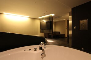 Luxury Double Room | 1 bedroom, premium bedding, free minibar, in-room safe