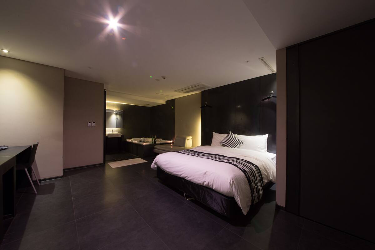 Deluxe Double Room | Premium bedding, minibar (free items), in-room safe, desk