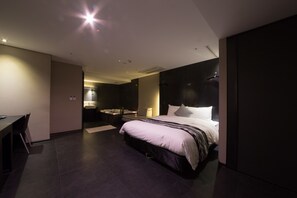 Deluxe Double Room | Premium bedding, free minibar, in-room safe, desk - Adlige Hotel (Seoul)
