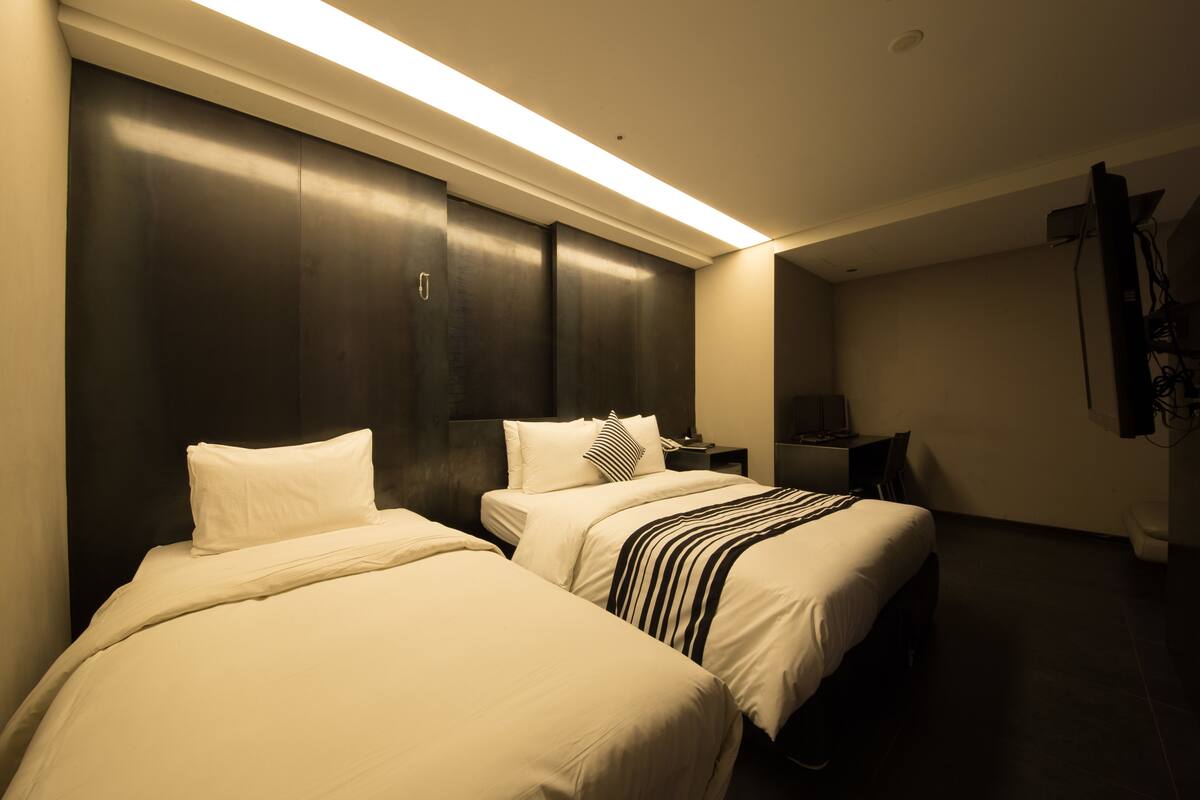 Deluxe Twin Room (Same Gender Only if 3 people stay) | Premium bedding, minibar (free items), in-room safe, desk
