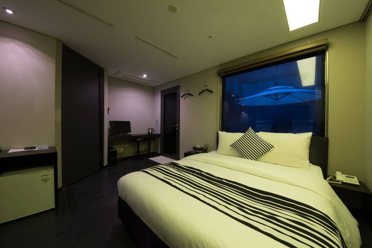 Premium Loft, 1 King Bed, Hot Tub, Pool View | Premium bedding, minibar (free items), in-room safe, desk