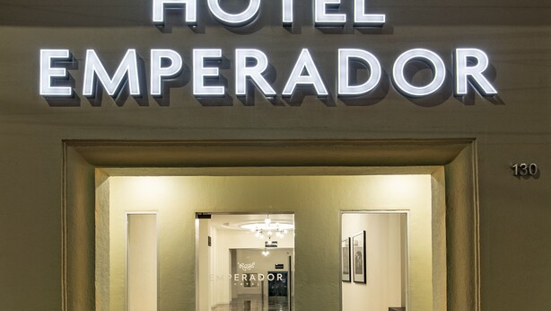 The entrance to the Hotel Emperor with a modern design and a clear sign above the door. - Hotel Emperador Centro Guadalajara y Remodelado (Guadalajara)