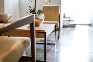 En 42-tommers plasma-TV med kabel-kanaler samt TV