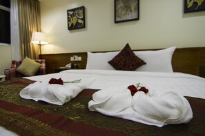 Suite | 1 bedroom, minibar, in-room safe, desk - Rose Emerald Hotel (Phnom Penh)