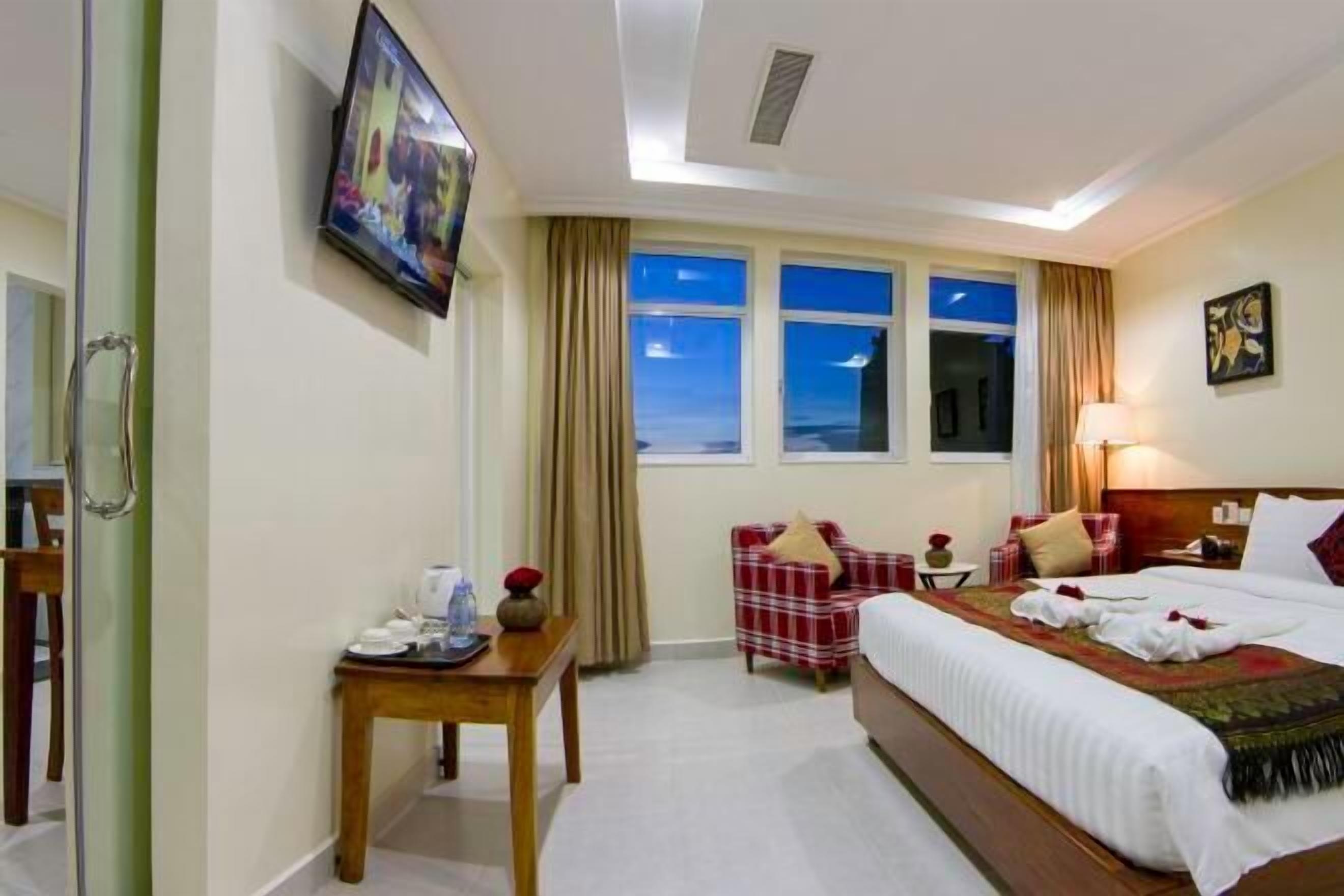 1 kamar tidur, minibar, brankas, dan meja kerja