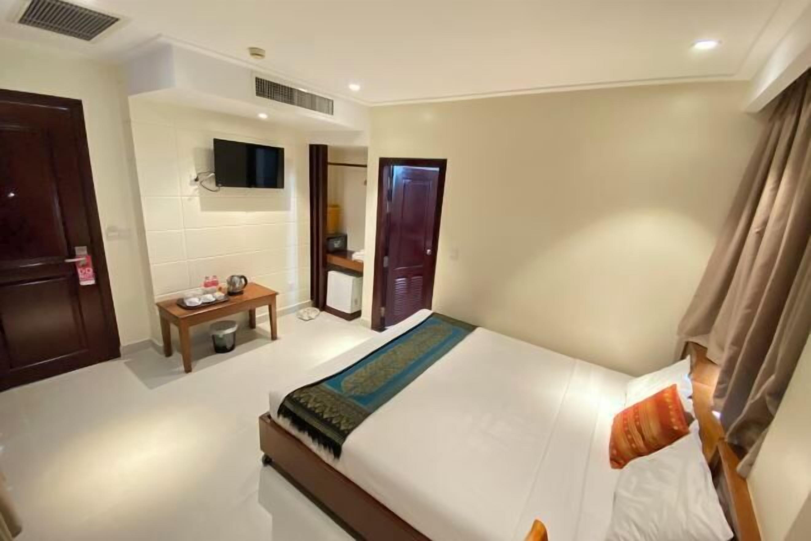 1 kamar tidur, minibar, brankas, dan meja kerja