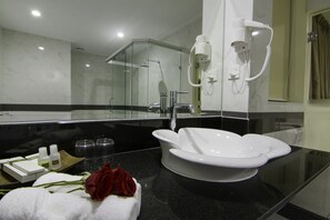 Suite | 1 soveværelse, minibar, pengeskab på værelset, skrivebord