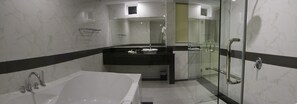 Suite | Baño | Amenidades de baño gratuitas, secadora de cabello, batas, pantuflas 