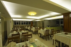 Food court - Rose Emerald Hotel (Phnom Penh)
