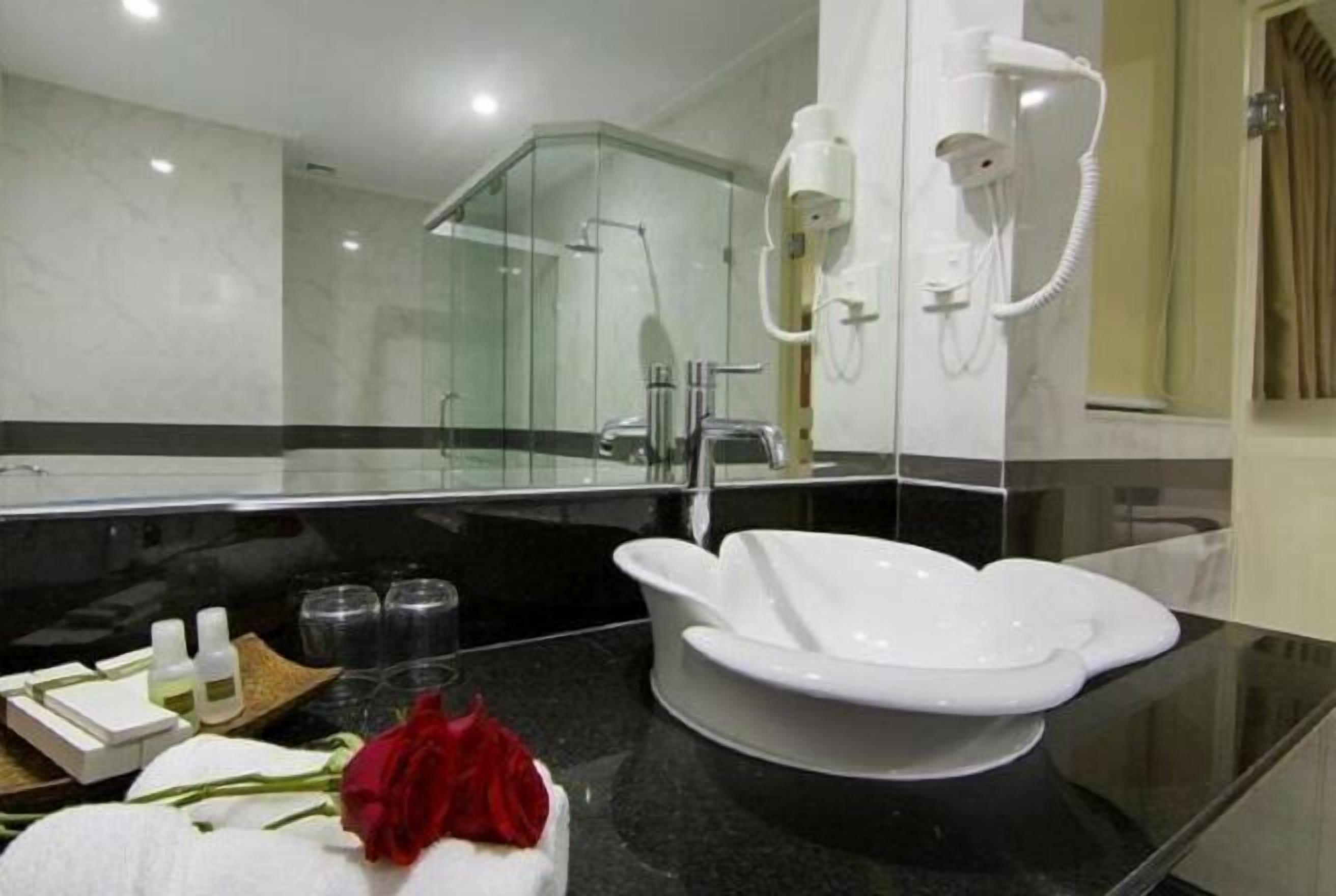 Kamar mandi | Perlengkapan mandi gratis, pengering rambut, jubah mandi, dan sandal