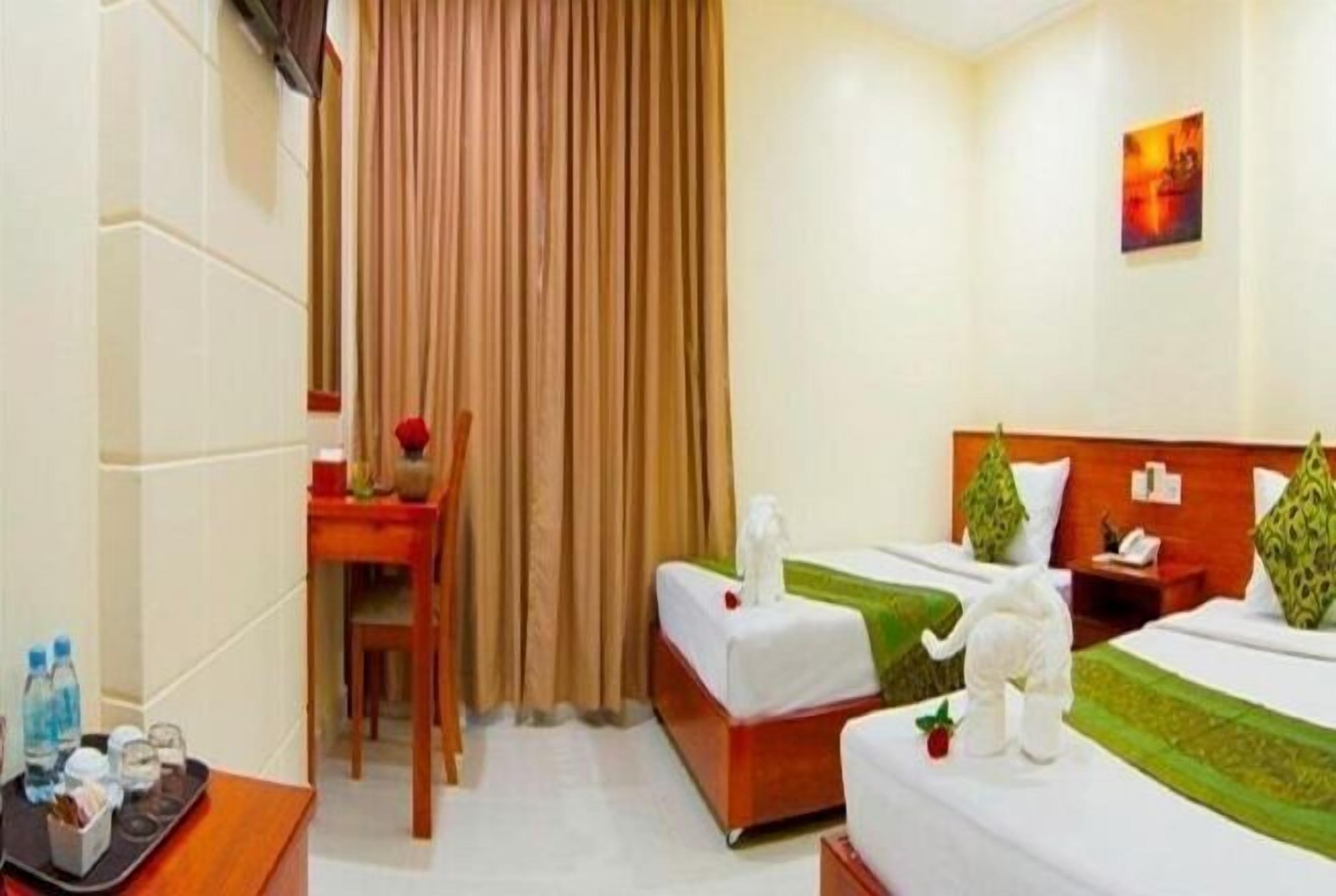 1 kamar tidur, minibar, brankas, dan meja kerja