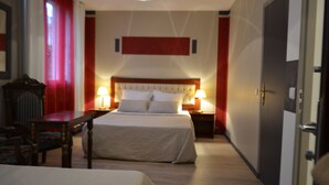 Desk, cribs (free), rollaway beds (surcharge), WiFi (free) - La Nouvelle Passerelle (Decines-Charpieu)