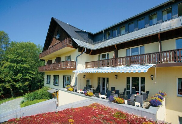 Front of property - Ferienhotel Haus am Ahorn (Schoeneck)