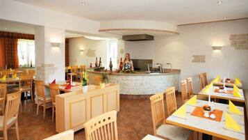 2 Restaurants, Mittagessen, Abendessen, deutsche KĂŒche