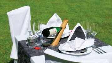 2 restaurants, lunch, dinner served; German cuisine