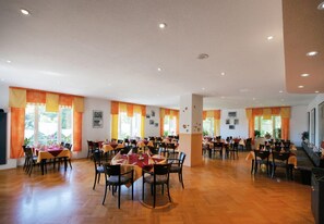 Free daily buffet breakfast  - Ferienhotel Haus am Ahorn (Schoeneck)