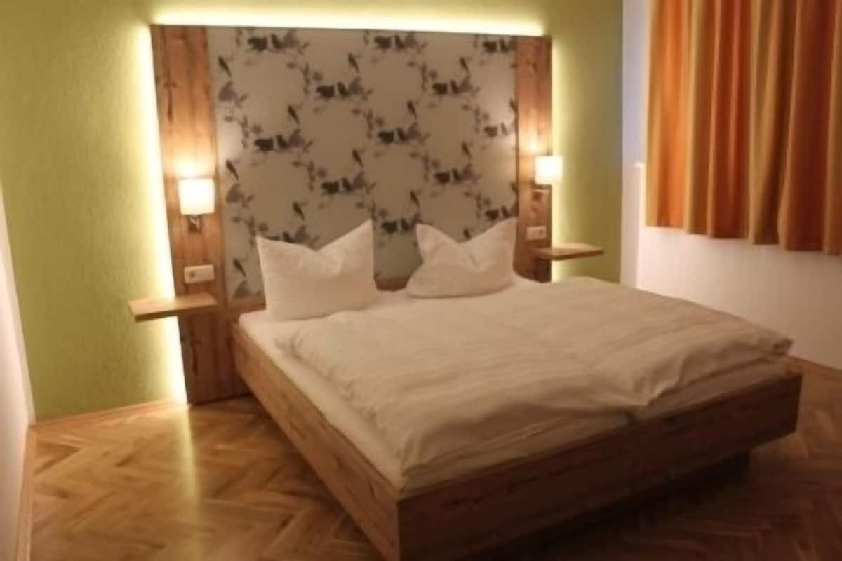 Escritorio, tabla de planchar con plancha, wifi gratis y ropa de cama