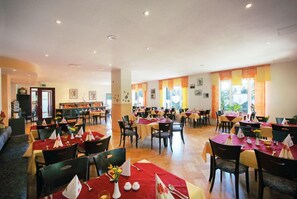 2 restaurants, serveren lunch, diner, Duitse gerechten
