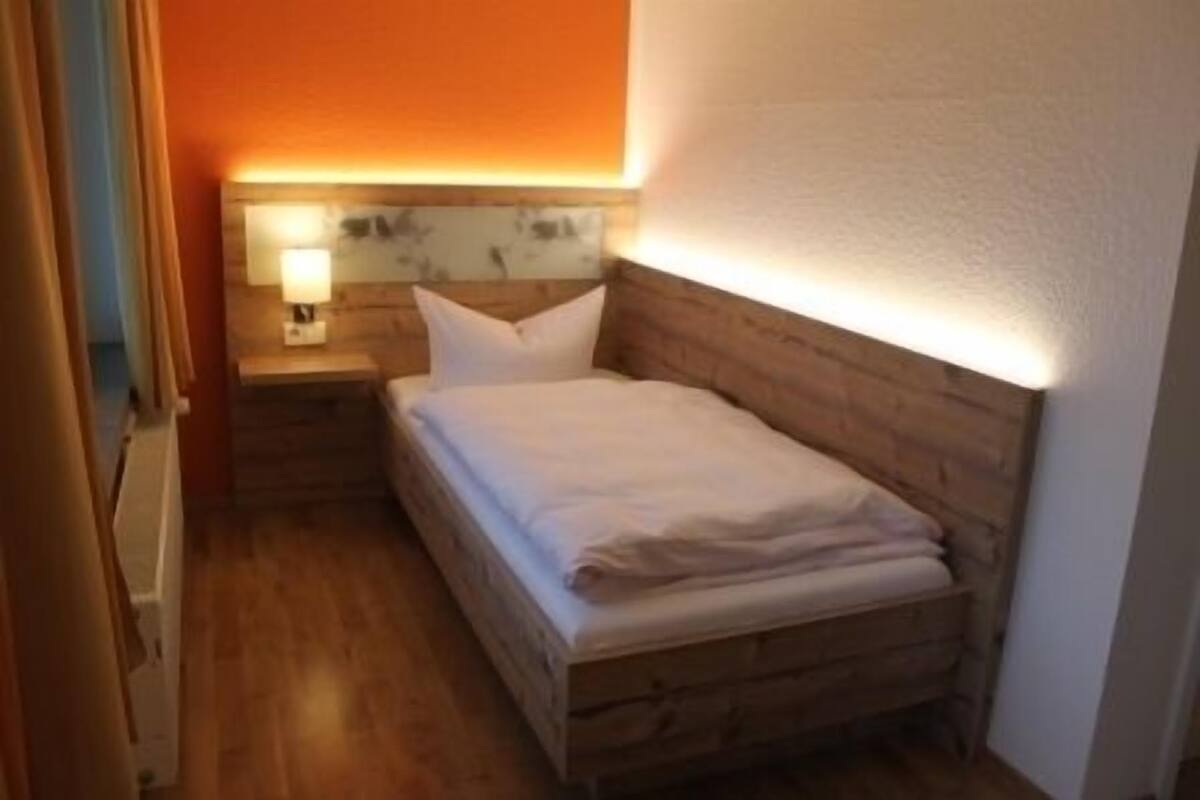 Habitación individual | Escritorio, tabla de planchar con plancha, wifi gratis y ropa de cama