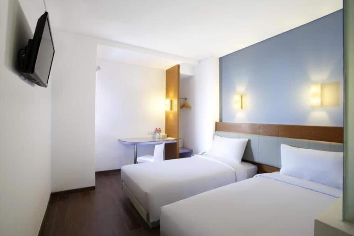 In-room safe, desk, soundproofing, free WiFi