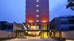 Un hotel a più piani dal design moderno, con un evidente logo 'G' sulla facciata.