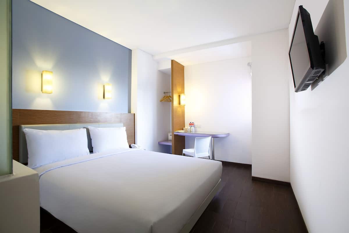 In-room safe, desk, soundproofing, free WiFi