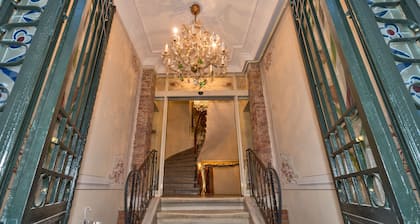 By Murat Crown Hotel