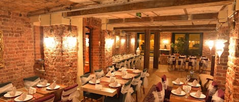 Se sirven comidas, cenas y cocina internacional con mesas al aire libre