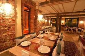 Lunch, dinner served; international cuisine, al fresco dining 