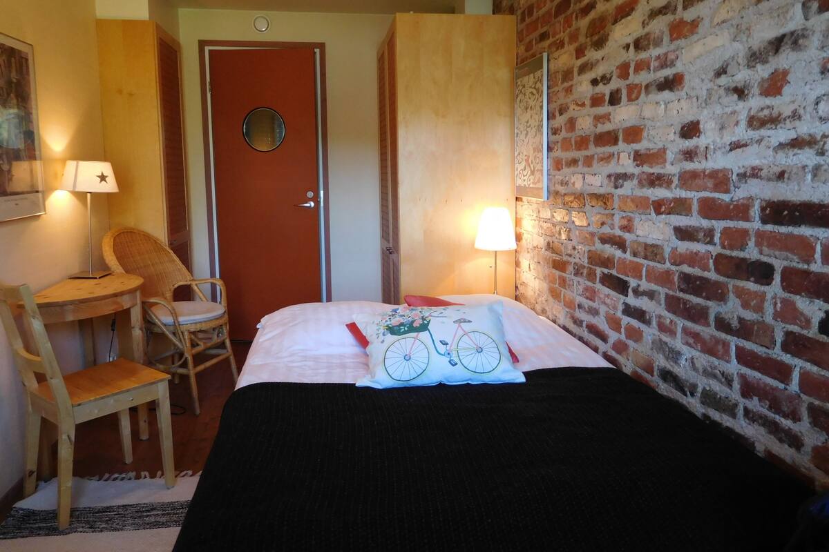 Single Room | Hypo-allergenic bedding available, iron/ironing board, WiFi (free)