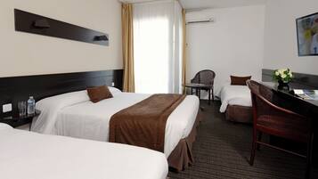 Literie de qualité supérieure, coffres-forts dans les chambres, bureau