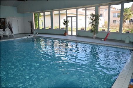 Kolam renang tertutup, kolam renang terbuka bermusim