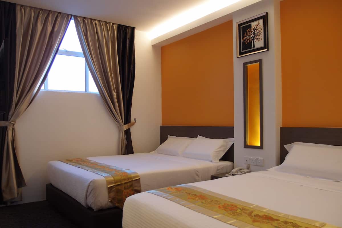 Ein Hotelzimmer mit zwei Betten, einem Vorhangfenster, einem fest montierten Telefon und einem gerahmten Bild.