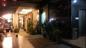 Depan hartanah - siang/malam