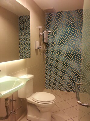 Boutique Deluxe King | Bathroom | Shower, towels - Hotel 193 (Johor Bahru)