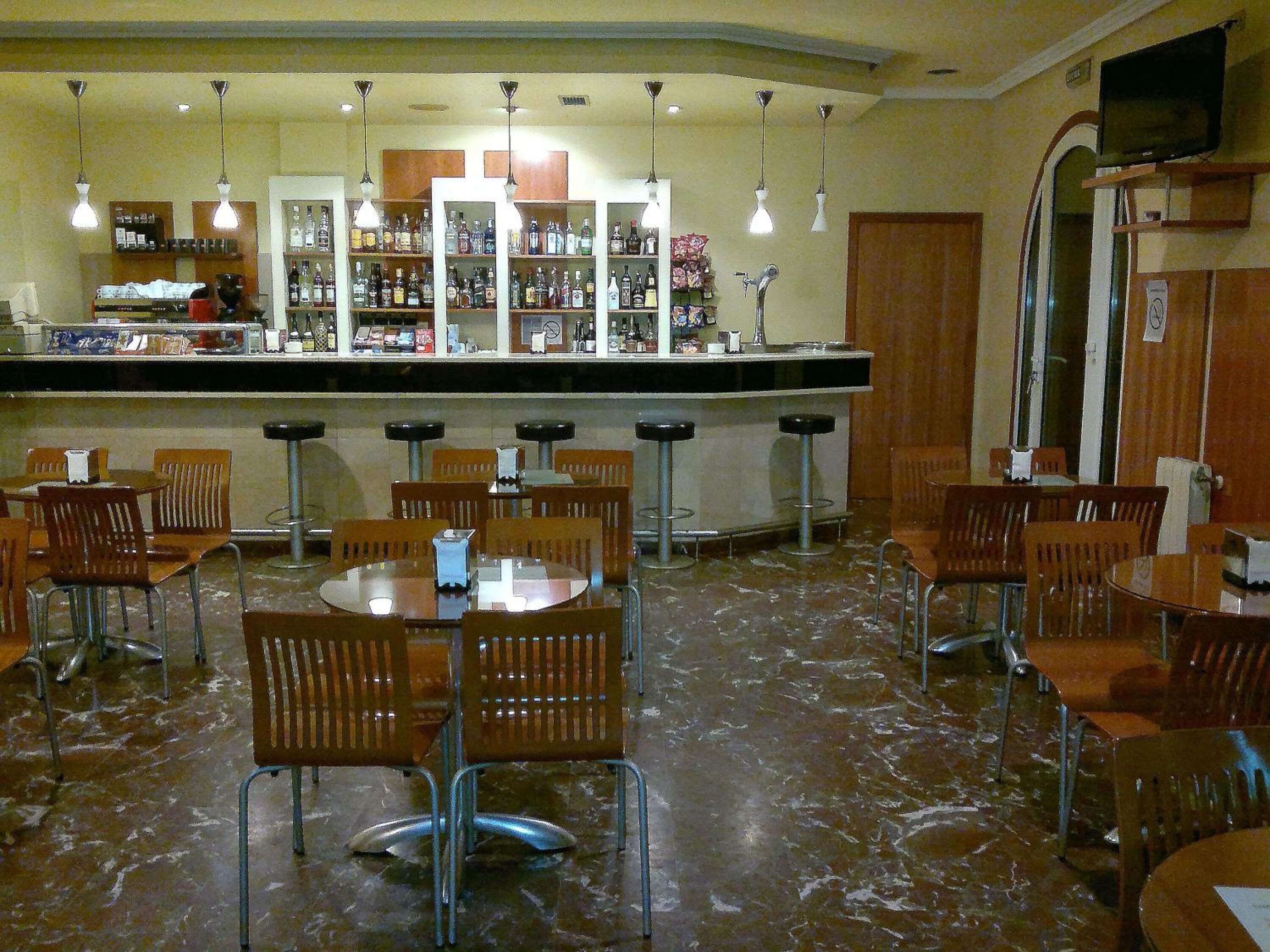 Serveert ontbijt, lunch, diner, lokale gerechten 