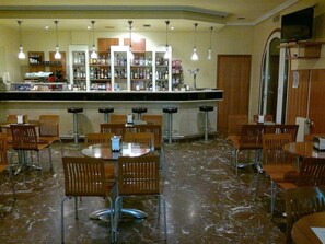 Breakfast, lunch, dinner served; local cuisine - Hotel Bahia Bayona (Baiona)