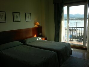Standard Twin Room | Minibar, in-room safe, desk, blackout curtains - Hotel Bahia Bayona (Baiona)