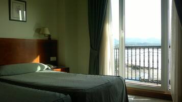 Standard Twin Room | Minibar, in-room safe, desk, blackout drapes