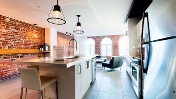 Loft, 2 Bedrooms, City View (302) | Private kitchen | Full-size fridge, microwave, oven, stovetop