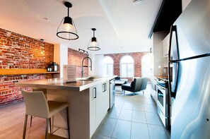 Loft, 2 Bedrooms, City View (302) | Private kitchen | Full-size fridge, microwave, oven, stovetop